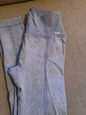 Träningstights Aim’n  - Färg: blå, jeans blåa.  Säljer pga för känns tighta på mig.  Sparsamt använda.