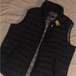 Parajumper väst  - Säljer en Parajumper väst. Äkta och i bra skick