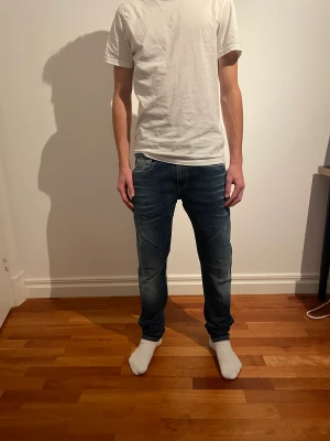 Replay jeans - Säljer ett par as feta Replay jeans i storlek W30 L31 ,skick 9/10 Nypris: 1500kr Vårt pris: 499kr