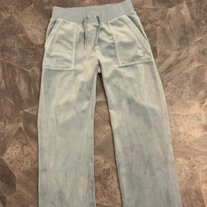 Juicy couture byxor  - Säljer mina juicy couture byxor pågrund av att dom är lite för små för mig och har inte haft tid till att skicka tillbaka dom. Dom är i storlek xs och är perfekt längd för mig som är 167 cm lång. Dom är köpta i september 2023 och är aldrig använda.