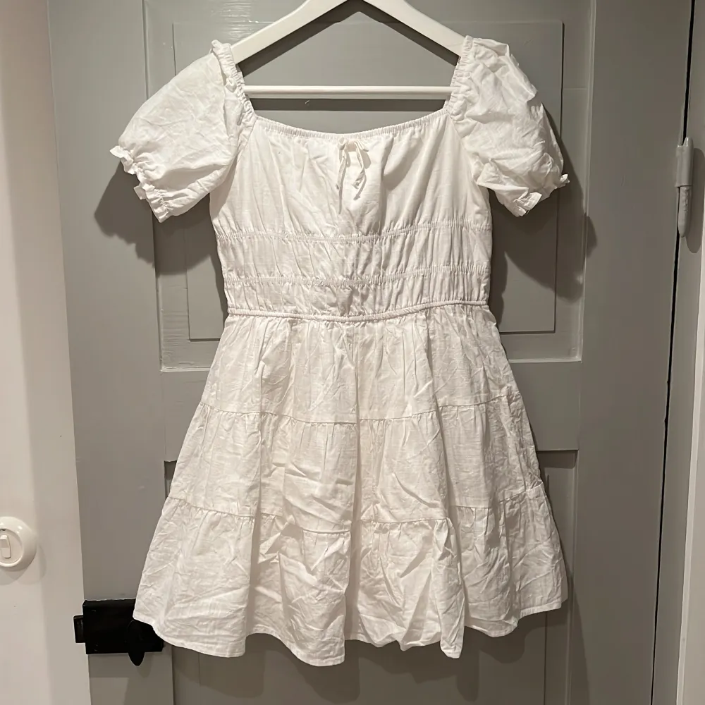 Somrig skir vit klänning som dottern hade på skolavslutningen i 5:an.  Passar 11-12 år men ganska vid. Har underkjol så den är inte genomskinlig. 😻👗. Klänningar.