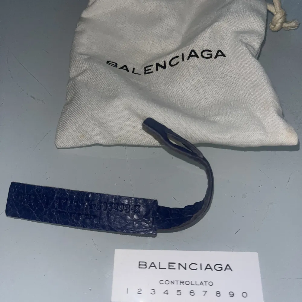 Superfint armband från Balenciaga i mörkblått. Använd fåtal gånger därav jättefint skick. Äkthetsbevis finnes . Accessoarer.