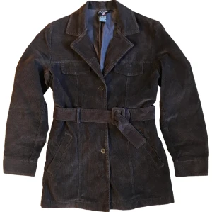 Ralph Lauren Manchester Rock - Mörklila rock i manchester från Ralph Lauren. Bra skick i storlek L. Ställ gärna frågor!😊