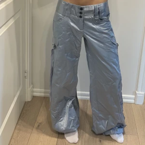 Cargobyxor - Säljer dessa super fina ljusblå/silver Cargobyxor från edging. Jag har fler bilder😊