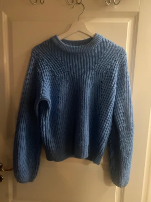 Stickad tröja  - Säljer min blåa stickade tröja från Gina i storlek S använd lite. 