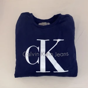 Calvin Klein tröja  - Marinblå tröja från Calvin Klein. Använd 2 gånger. 