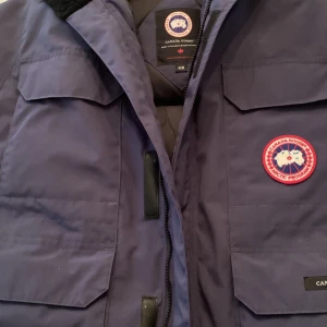 Canada Gose Jacka stl M barn storlek - Canada Gose Jacka barn stl M ca 9 år 