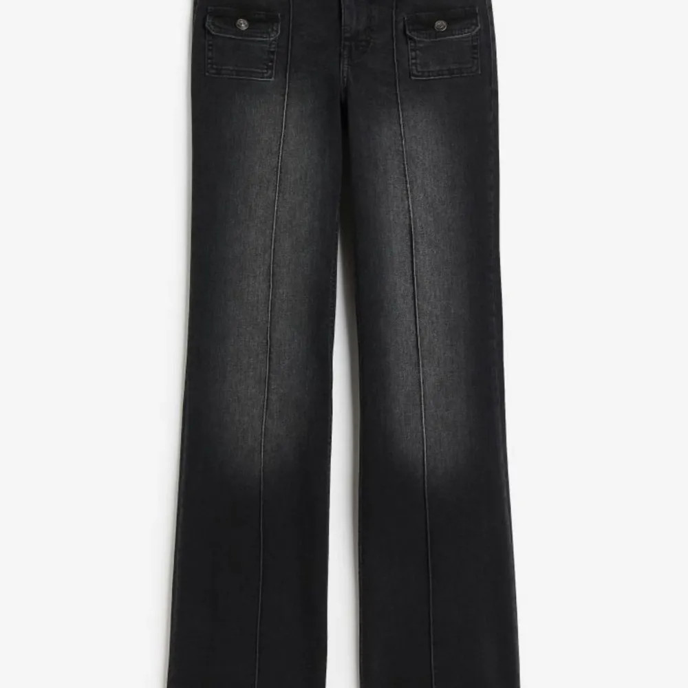 Low waist cargo jeans från hm, slut överallt, väldigt populära jeans,strl 38, insydda i midjan men går att ta bort, dom sitter som en 34, avklippta längst ned,💕Lånade bilder!! . Jeans & Byxor.