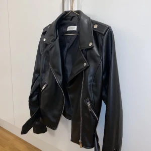 Skinnjacka - Nelly - I princip oanvänd skinnjacka från märket  Glamorous, köpt på Nelly. Superfin men kommer tyvärr aldrig till användning.. Säljer för 200 kr 🖤