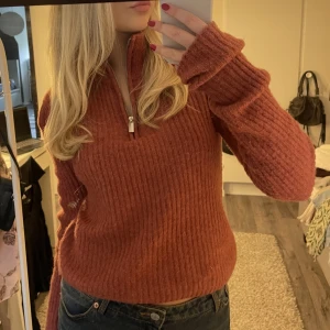 Stickad ziptröja - Jättefin brun/orange/röd stickad ziptröja. Perfekt nu i höst/vinter. Använd fåtal ggr. Bara skicka om ni har frågor, vill ha fler bilder, diskutera pris eller liknande🥰🥰