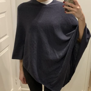 Lamb wool poncho - Säljer min 100% lambs wool poncho/bolero perfekt till vinter 😍 den är köpt hos en ull/silkes tillverkare så är i extremt bra kvalité☺️🐑