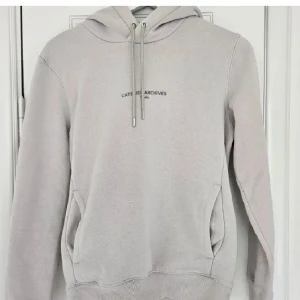 Hoodie - Superfin hoodie från h&ms herravdelning! Herrstorlek S, sitter fint och lagom oversize på mig med damstorlek xs-s💗