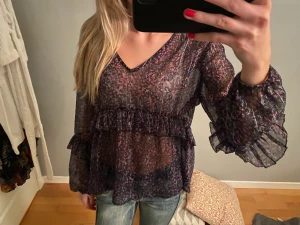 Fest topp - Asnygg topp som är genomskinlig och glittrig, jättebra skick inga fläckar eller skador💕