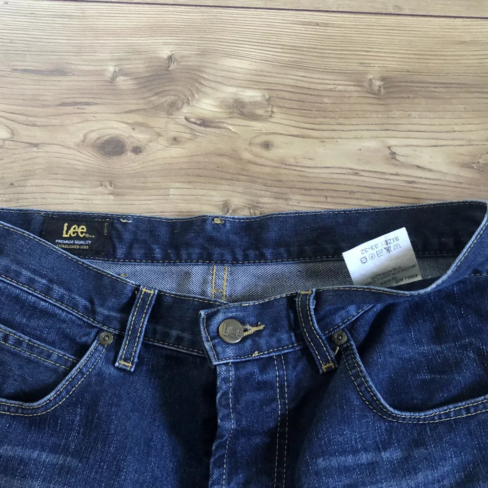 Säljer dessa snygga bootcut jeans från Lee! Säljer pga av att de är lite för stora för mig och därmed aldrig används:) Skriv om du vill ha bild av hur de ser ut på eller har andra frågor💘☺️. Jeans & Byxor.