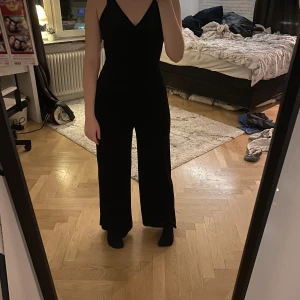 Byxdress  - Säljer denna fina byxdress då dem bara har kommit till användning 1 gång