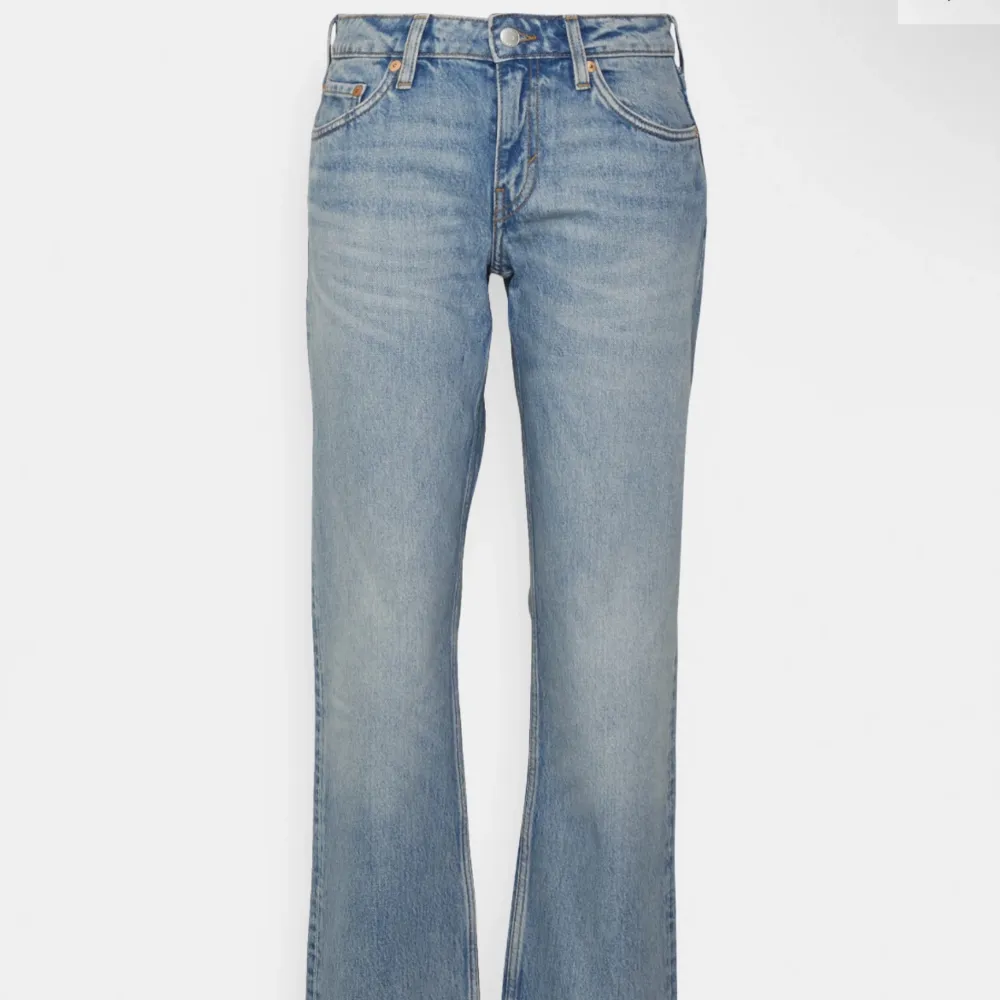 Säljer dessa low Waits jeans från weekday. Använt fåtals gånger💗💗. Jeans & Byxor.