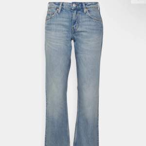 Säljer dessa low Waits jeans från weekday. Använt fåtals gånger💗💗