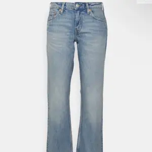 Säljer dessa low Waits jeans från weekday. Använt fåtals gånger💗💗