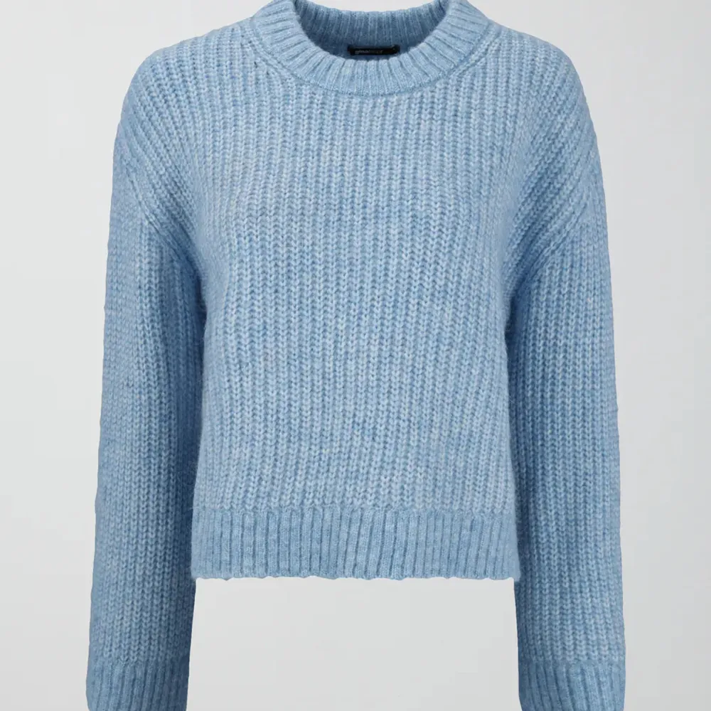 Säljer denna tröja i blå, alldeles i nyskick💕säljer pga ingen användning! Stl s från Gina Tricot! Köparen står för frakten🤍. Tröjor & Koftor.