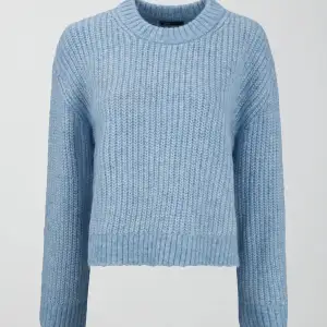 Säljer denna tröja i blå, alldeles i nyskick💕säljer pga ingen användning! Stl s från Gina Tricot! Köparen står för frakten🤍