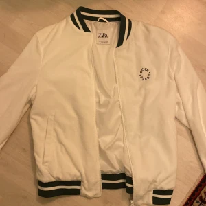 Tröja - Tröja från Zara. Gröna detaljer. Storlek M (sitter som XS/S)