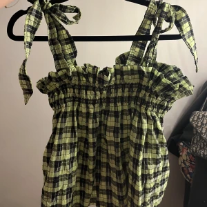 Ganni topp - Fin ganni topp i grönt och svart men justerbara knuten😍fint skick