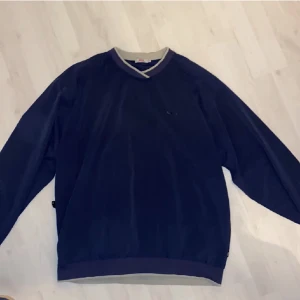 Tröja/Vindjacka - V-ringad tröja/vindjack från Fourth Dimension. Storlek XL (sitter som L/XL). 