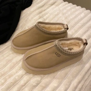 Ugg Tasman - Intressekoll på mina helt nya ugg tasman då jag köpt andra, startar en budgivning och ser hur högt skorna kommer i pris! Dom är storlek 37 men passar någon mellan 37-38. Kan ej garantera att dom är äkta då jag inte har något bevis:) skriv för fler frågor 