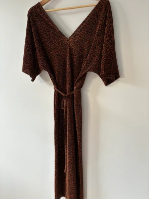 Klänning - Knälång klänning från River Island väldigt fin och stretchiga i väldigt skön material. 