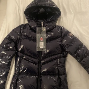 Colmar Originals dunjacka blue - Colmar Originals dunjacka blue i storlek 36, helt oanvänd med lappen kvar! Finns ej att få tag på i denna färg längre! Säljes pågrund av felköp. Hör av er vid funderingar eller om egna bilder önskas 💕priset kan diskuteras 