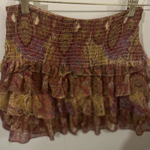 Populär Zara kjol - Säljer denna välldigt populära kjol från zara! Bra skick!❤️