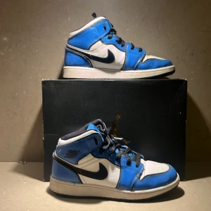 Singel blue Jordan 1 mid  - Det är hyffsat bra skick, 8/10. Ny pris:2000kr mitt pris:900 (pris kan förhandlas). Det finns lite creases. Det är en sak som är lite förstörd med skon, jag brände toe boxen på ena skon men fixade det(syns knappast). Box ingår. 