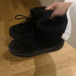 Inukki skor - Säljer mina inukki doop skor från h&m som jag köpte förra året men som inte kom till användning då de var för små! Slutsålda överallt. Jätte sköna och varma! Nypris 449kr! Pris går att diskutera 