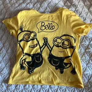 Babytee - Jätte söt babytee som är knappt använd, jag har för mig att jag köpte den från Åhléns i barnavdelningen. Den är str 130-140 i barn så skulle säga S/M💕