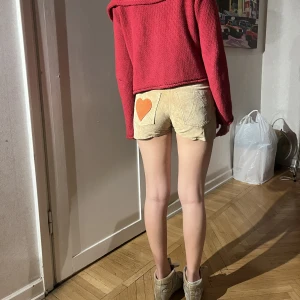Söta mocka shorts - Vintage mocka shorts med hjärta på fickan.  Super söta nu inför jul  Bra skick inga defekter 
