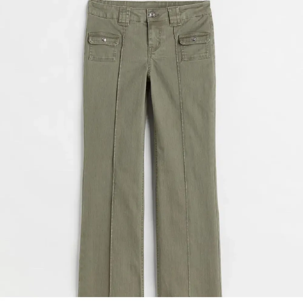Säljer dessa super fina gröna jeans från hm då de inte används längre. Inga defekter eller liknande 💕 skriv för egna bilder.. Jeans & Byxor.