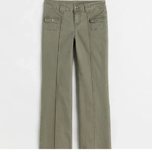 Hm jeans  - Säljer dessa super fina gröna jeans från hm då de inte används längre. Inga defekter eller liknande 💕 skriv för egna bilder.