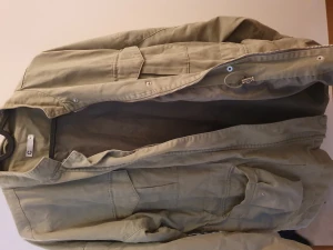 Oversized vårjacka  - En oversized vårjacka med sjuksterbar spänne vid midjan. Storlek M.  Är i bra skick, endast används en vår:) Nypris 350kr ,mitt pris 40kr