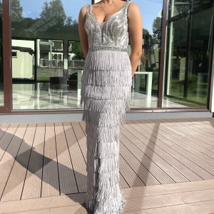 Fest klänning  - Hej säljer min super fina klänning som är endast använd några timmar. Ny pris 7000kr