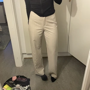 Byxor Bershka  - Sköna, mjuka kostymbyxor från Bershka. Använt sparsamt. Längden i benen är 80cm. Jag är 174 och har storlek S vanligtvis, fina😍