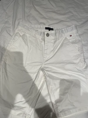 Tommy Hilfiger shorts  - Aldrig använda vita shorts från Tommy Hilfiger i storlek 164!