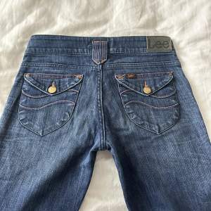 Lågmidjade bootcut jeans, vintage från Lee med fina fickor! 🩷 midja: 78cm o innerben: 77cm 