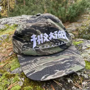 Trasher camo keps snapback (Onezise)  knappt använd. Nypris:500:-