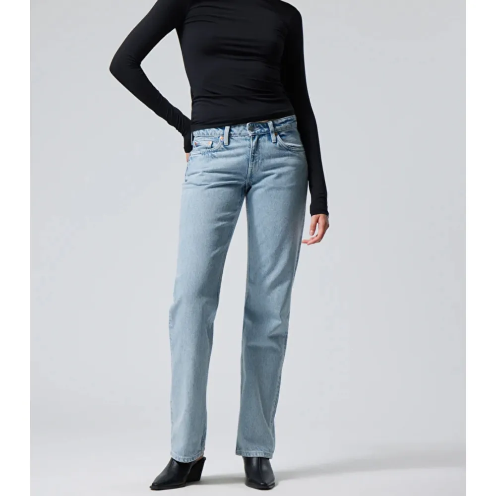 Säljer dessa jeans från Weekday, kan skicka egna bilder på byxorna. Kan inte anväda de själv då de är för stora. Nypris 590kr säljer för 200kr. Jeans & Byxor.