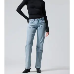 Säljer dessa jeans från Weekday, kan skicka egna bilder på byxorna. Kan inte anväda de själv då de är för stora. Nypris 590kr säljer för 200kr