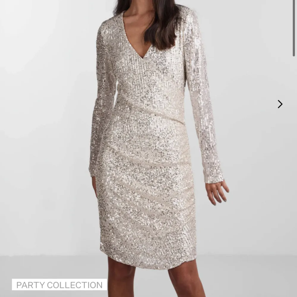 Superfin glittrig klänning, perfekt nu till nyår. Helt oanvänd🩶🩶. Klänningar.