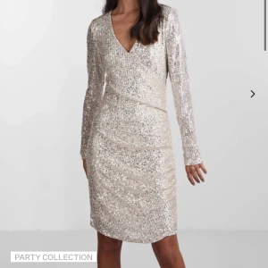 Glittrig klänning - Superfin glittrig klänning, perfekt nu till nyår. Helt oanvänd🩶🩶