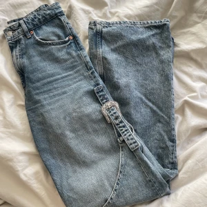 Byxor med detaljer - Använd vid två tillfällen. Passar även 36