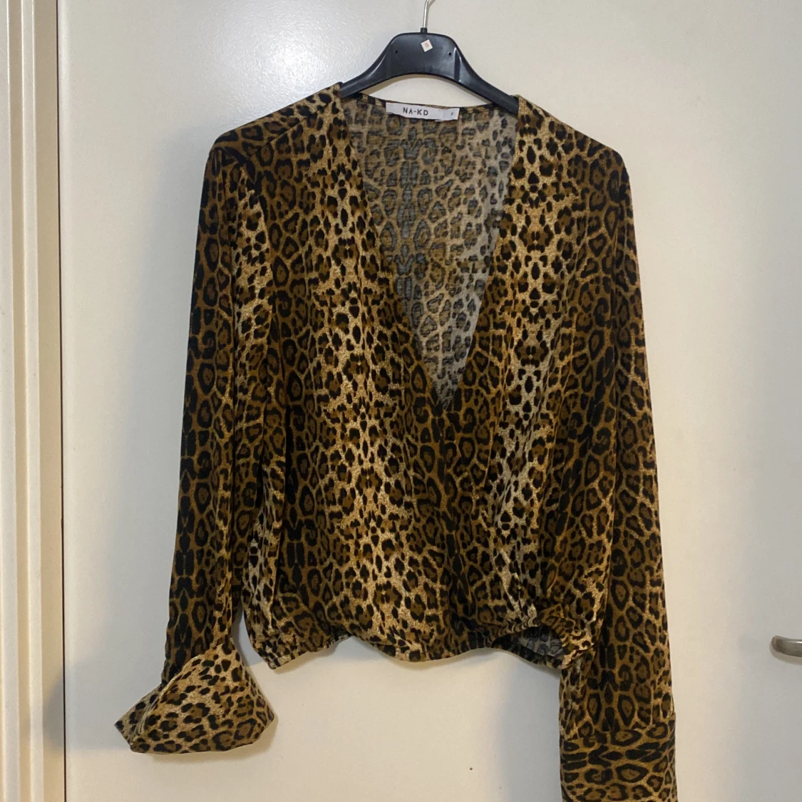 Leopard top V ringad 