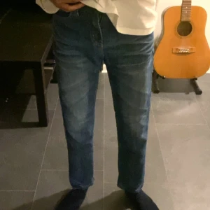 Cool regular fit jeans - Jeans för vardagar. Ser jättebra ut. Har använt den kanske 2 gånger för jag tycker inte om dem så mycket. Jättebra skick.